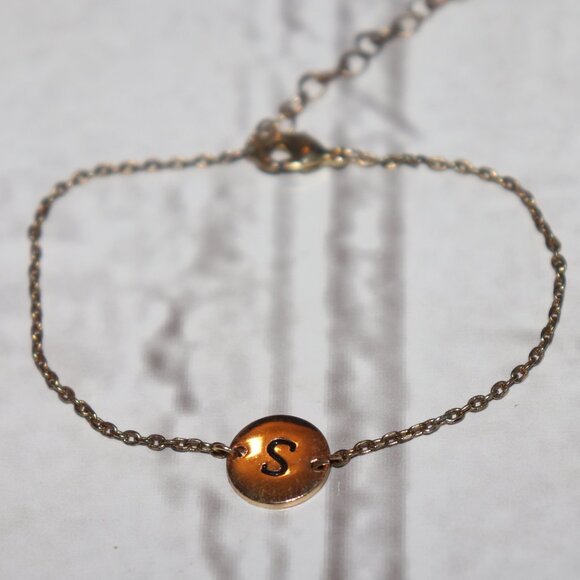 Beautiful gold S initial charm bracelet Adjustable 6-8" - Picture 1 of 5